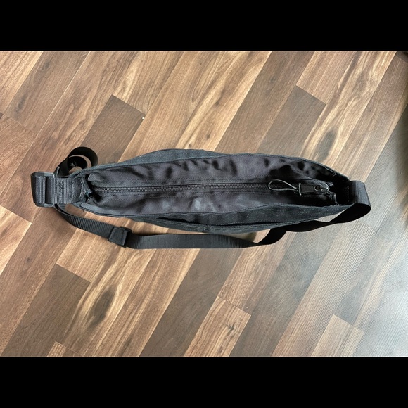 Travel Crossbody tote - Picture 3 of 8